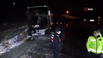 Yolcu otobüsü buzlu yolda 500 metre kaydı, 25 yolcu faciadan döndü