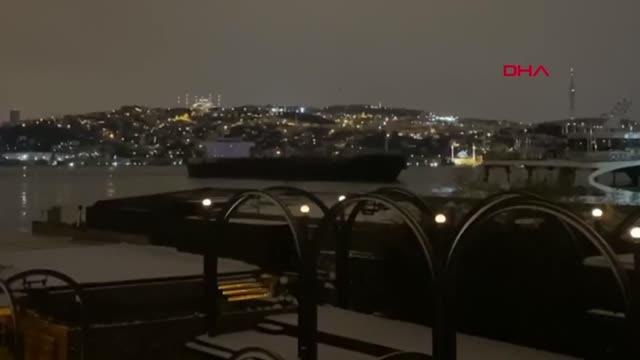 DHA-İstanbul Boğazı'nda Beşiktaş açıklarında sürüklenen tankere Kıyı Emniyeti'ne bağlı kurtarma ekipleri müdahale etti..