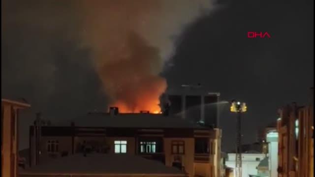 Son dakika haberleri | BAĞCILAR'DA ÇATI KATINDA YANGIN; PATLAMA ANI KAMERADA