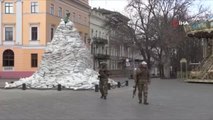 Odessa'da kum torbalarıyla kaplanan tarihi heykel, Ukrayna askerlerince korunuyor