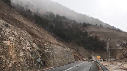 Artvin’de kayaların düştüğü yol kapandı! O anlar kamerada
