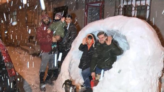 SULTANGAZİ'DE ESKİMOLARA ÖZENİP İGLO EV YAPTILAR