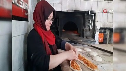 Kadın fırıncı, 30 yıldır ekmeğini hamurdan çıkartıyor