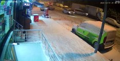 Esenyurt'ta buzlu yolda sürücü ve vatandaşların imtihanı kamerada
