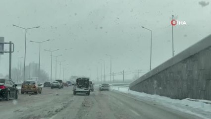 Bursa'da kar esareti... Yollar kapandı, vatandaşlar yürümek zorunda kaldı