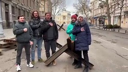 Cantores 'interrompem' combate para cantar hino junto à Opera de Odessa