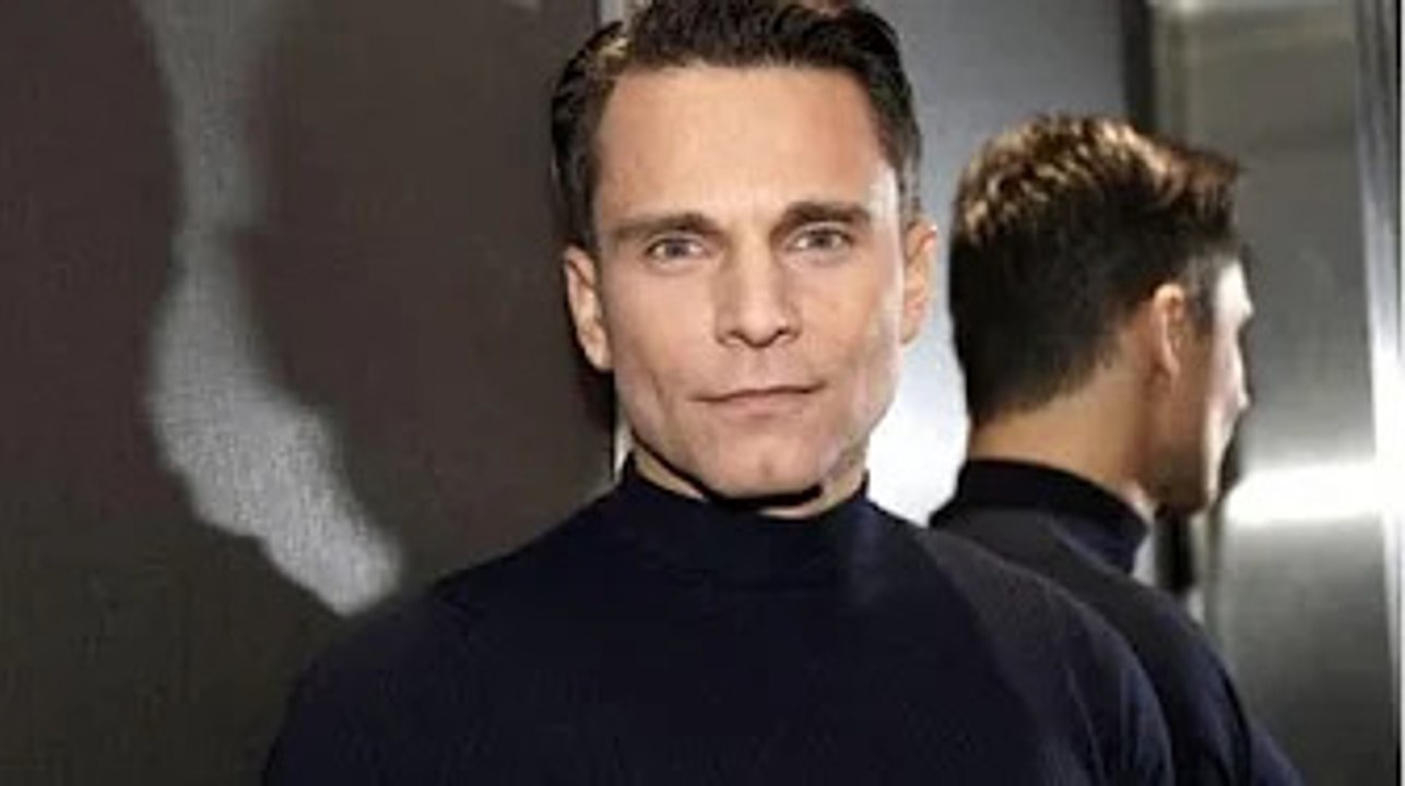 Allan Theo en couple  les fesses à l'air, il prône    le part@ge des tâches ménagères !