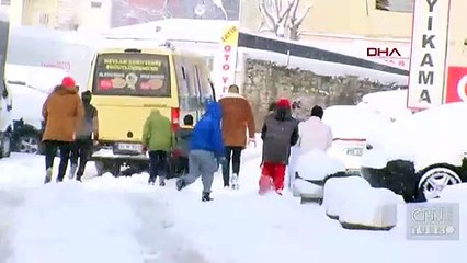 Yardım isteyen kadının alışverişini polis yaptı