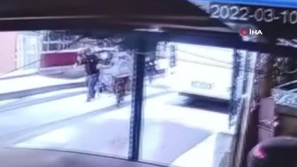 Kar yağışına aldırış etmediler, kapı önünde ne buldularsa çaldılar