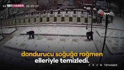 Çanakkale'de iki çocuk şehitlikteki mezar taşlarını temizledi