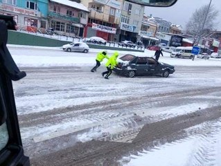 Son dakika... Bursa'da trafik polislerinin karla mücadelesi takdir topladı