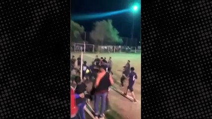 Futbolcuların saldırdığı hakem hastanelik oldu