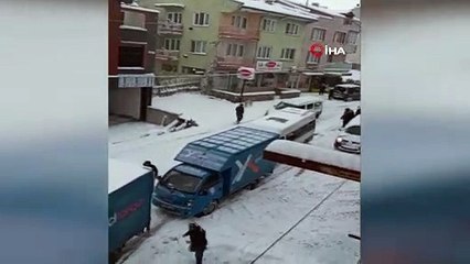 Bursa’da kayan arazi aracı halk otobüsüne kafadan çarptı..Yolcular ölümden döndü
