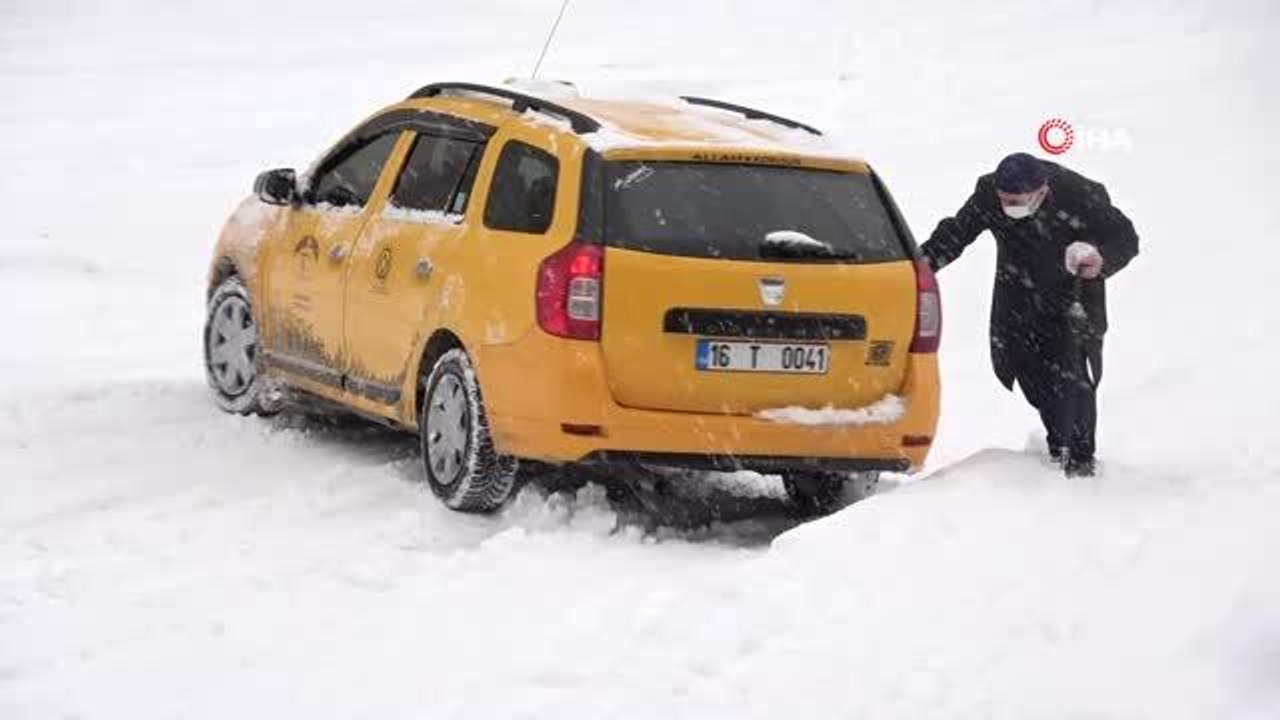 Buzlu yollarda düşe kalka...Karlı ve buzlu yollar vatandaşın kabusu oldu