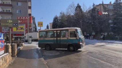 Yolcu dolu minibüs buzlanan yolda facianın eşiğinden böyle döndü