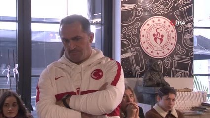 Milli sporcular gençlerle İstiklal Marşı'nı okudu