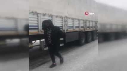 Kar yolları kapattı, kilometrelerce kuyruk oluştu
