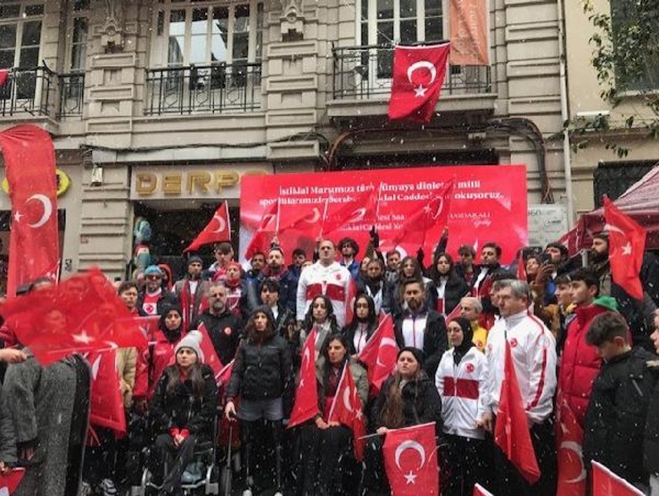 MİLLİ SPORCULAR İSTİKLAL CADDESİ'NDE İSTİKLAL MARŞI'NI OKUDU