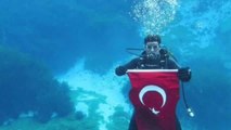 Son dakika haberi! Gökpınar Gölü'ne dalan AFAD'ın balık adamları su altında Türk bayrağı açtı