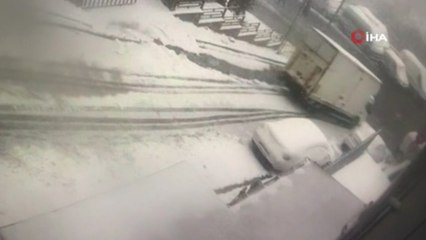 Kağıthane'de karla kaplı yokuştan kayan kamyonet böyle devrildi