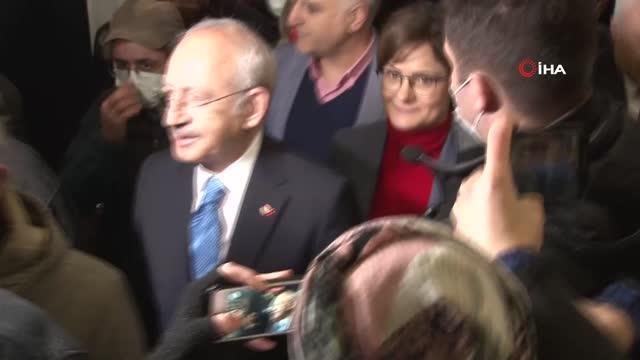 CHP Genel Başkanı Kemal Kılıçdaroğlu, elektriği kesilen Moda Sahnesi'ni ziyaret etti