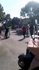 Un "amable" soldado chino pidiendo a un ciudadano su código QR