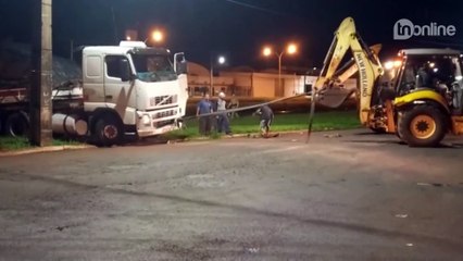 Caminhão fica preso ao tentar atravessar linha férrea; Veja
