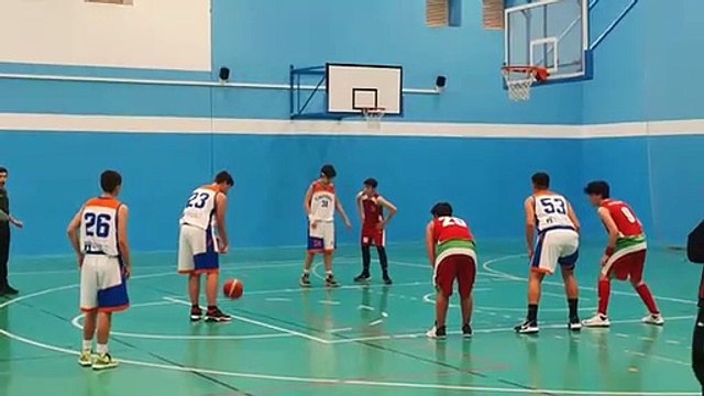 MOMENTOS PARTIDO CB CHIPIONA CADETES CB asta de ALBERTO MIRANDA tras rebote ofensivo.