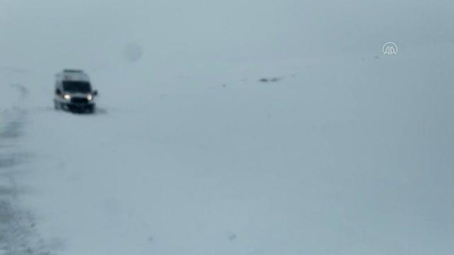 Sağlık ekipleri köydeki hasta çocuğa paletli ambulansla ulaştı