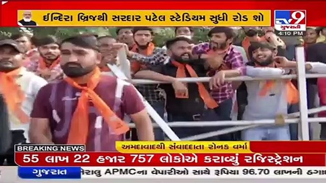 Huge number of people reach Indira bridge to attend PM Modi's road show in Ahmedabad _ TV9News