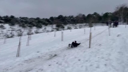 İstanbul'da kar yağışı - Çamlıca Tepesi'nde naylon poşetlerle kayan vatandaşlar