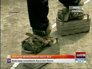 Berjalan menggunakan kasut besi