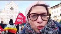 Firenze, la manifestazione per la pace con Zelensky in collegamento: piazza Santa Croce si riempie