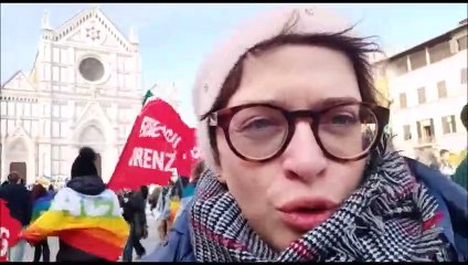 Firenze, la manifestazione per la pace con Zelensky in collegamento: piazza Santa Croce si riempie