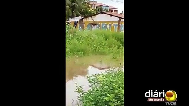 Após chuva, Cajazeiras sofre com alagamentos, ruas se transformam em rios e moradores ficam ilhados