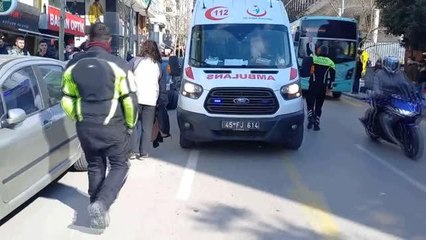 Sokakta bıçakla yaralanan genç hastaneye kaldırıldı