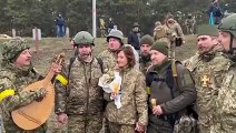 Un couple Ukrainien se marie à la frontière, pendant la guerre avec la Russie