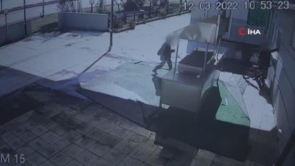 Çay ocağı ve tuvaleti yakan çocukların pişkinliği 'pes' dedirtti