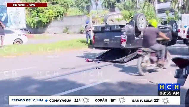¡Llantas arriba! Lesionado resulta taxista, tras aparatosa colisión en SPS