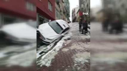 Karda kayan araç askıda kaldı, mahalleli doğalgazsız kaldı