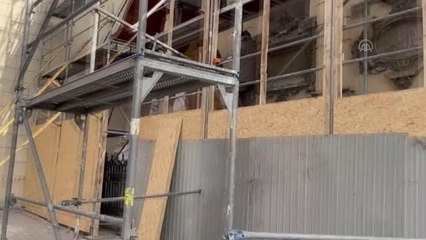 Ukrayna'da Lviv'deki tarihi Latin Katedrali'nin dış cephesi korumaya alınıyor