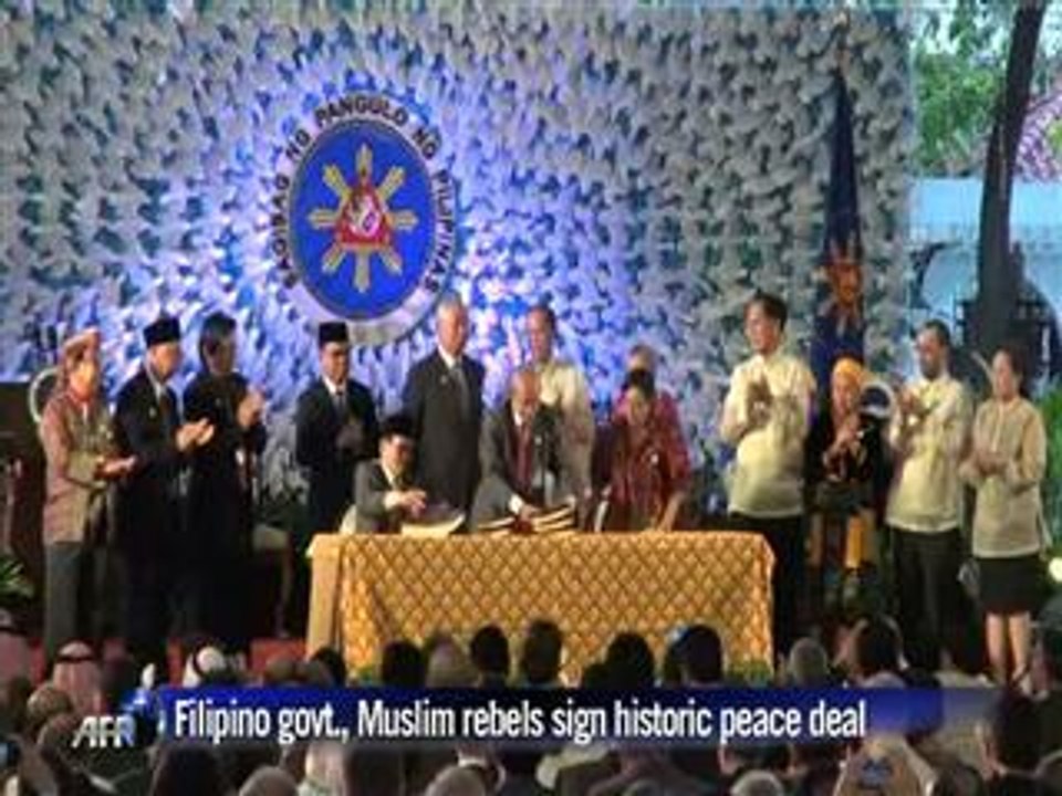 Filipino govt., Muslim rebels seal historic peace deal