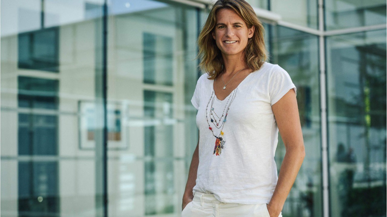 Voici - PHOTO Amélie Mauresmo méconnaissable sur un ancien cliché, elle ne se reconnaît pas elle-même !