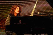 Annesi Rus, babası Ukraynalı olan piyanist Anjelika Akbar'dan diplomasi formunda konser