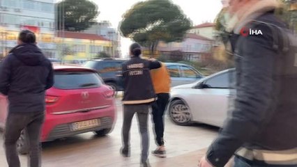 Son dakika haber... Kaçarken polis otosuna çarpan zehir tacirleri tutuklandı