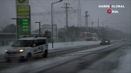 İstanbul'un Sarıyer ilçesinde kuvvetli kar yağışı hayatı felç etti