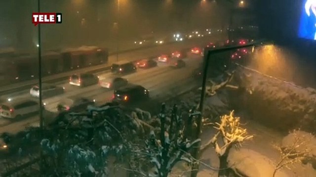 Kar fırtınası bir anda yolları kapattı! Boğaziçi Köprüsü yolunda trafik durdu