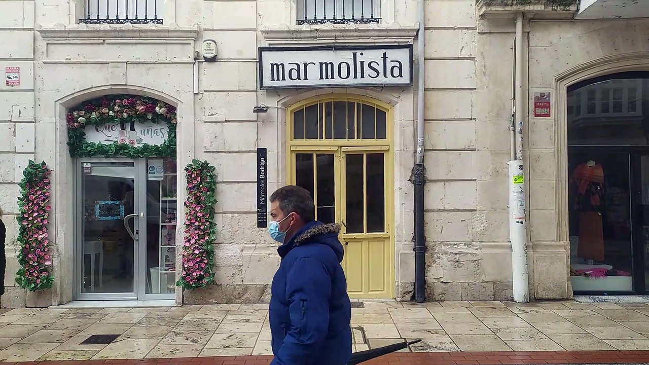 El relevo de un oficio tallado en mármol y granito