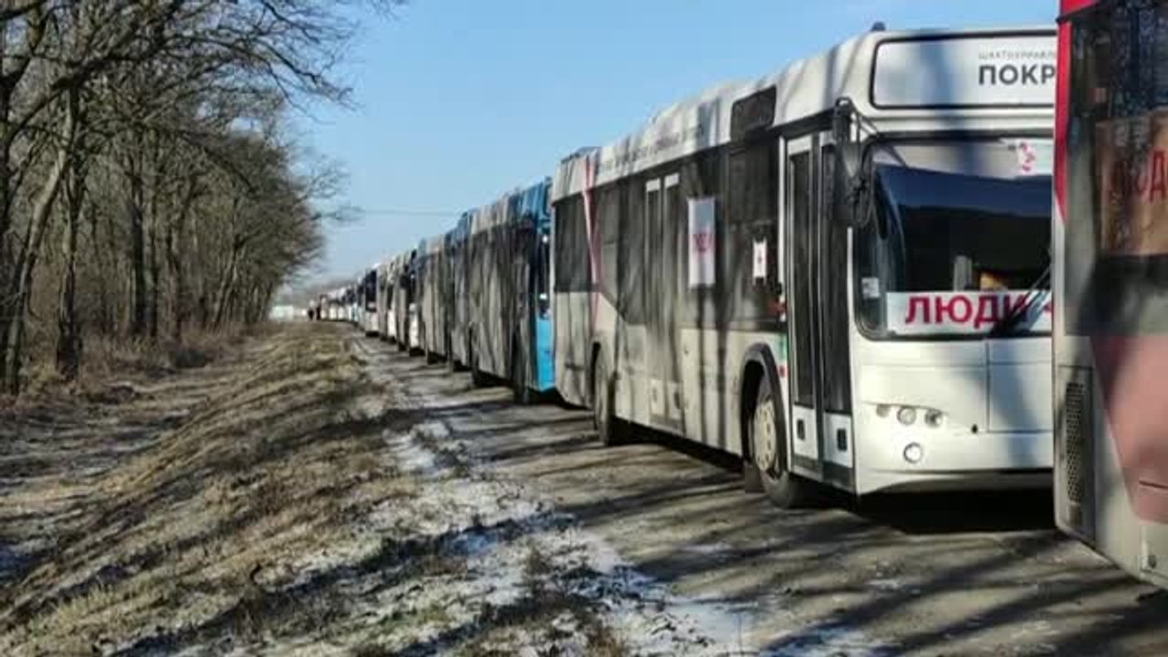 Una caravana con ayuda humanitaria trata de llegar a la ciudad ucraniana de Mariupol