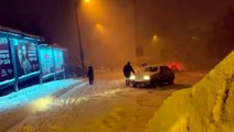 Beşiktaş'ta kar yağışı etkisini artırdı, bazı vatandaşlar yolda mahsur kaldı